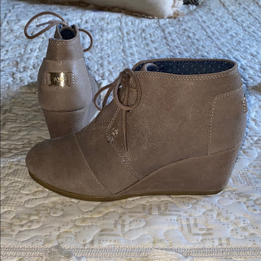 TOMS KALA WEDGE BOOTIES SIZE 8 TAN